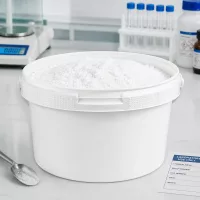 Weißer PP-Eimer 3,5L mit kristallinem Inhalt auf Marmorunterlage im Chemielabor
