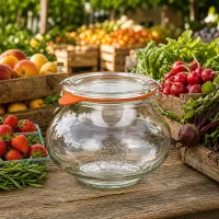 WECK Schmuckglas 560ml RR80 auf Holztisch zwischen frischem Obst und Gemüse, natürliche Marktszene mit Einmachglas