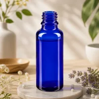 Kleine blaue Glasflasche ApoGlas 30ml mit UV-Schutz für Laboratorien und Apotheken