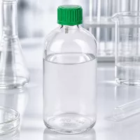 Seitliche Ansicht 100ml ClearLine Glasflasche mit grünem Tropfverschluss auf weißer Laboroberfläche
