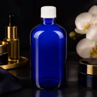 Kleine blaue Apothekerflasche 100ml Glas mit weißem Schraubdeckel lichtgeschützt