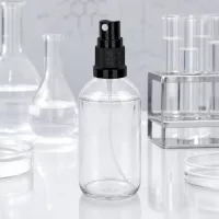 Kompakte 100ml Apothekerflasche aus Klarglas mit schwarzem Sprühkopf im Laborstudio