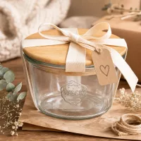 WECK Sturzglas RR100 mit Holzdeckel als Geschenk verpackt mit cremefarbener Schleife und Herzanhänger