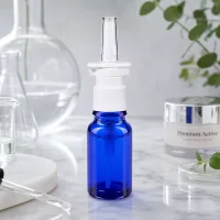 Nachfüllbare 10ml Nasensprayflasche aus UV-Schutzglas mit weißem Dosierpumpaufsatz