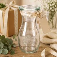 WECK Saftflasche 290ml RR60 als Geschenkidee dekoriert mit Schleife und Anhänger neben Geschenkbox und Blumen