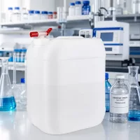 Stapelbarer Lagerkanister 20 Liter mit rotem Hahn zur sicheren Aufbewahrung von Laborchemikalien