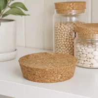 WECK RR80 Korken Naturkork in minimalistischer weißer Küche mit Vorratsgläsern Hülsenfrüchte Bohnen moderne Aufbewahrung