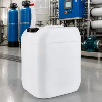 Chemikalienbeständiger UN-Kanister 20L mit Flex-Ausgießer für sichere Dosierung von Betriebsstoffen