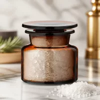 Kompaktes Gewürzglas Apothekerflasche Braunglas mit Salzkristallen und Rosmarinzweig