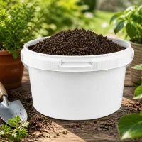 Kompakter weißer 3,5L Eimer aus PP-Kunststoff mit Gartensubstrat auf Holzunterlage