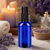 Stilvolle blaue Glasflasche 50ml mit mattschwarzem Sprühkopf für DIY-Kosmetik und Pflegeprodukte