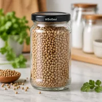 UNiTWIST Runda110 Vorratsglas mit Koriandersamen gefüllt und schwarzem TO48 BioSeal Deckel in moderner Küche