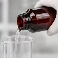 Sichere Aufbewahrungsflasche 50ml braun mit grünem OV Verschluss für lichtempfindliche Substanzen