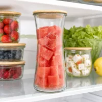 WECK Vorratsglas 700ml RR80 gefüllt mit Wassermelone im Kühlschrank zwischen frischen Beeren und Salat