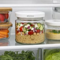 UNiTWIST Runda212 Vorratsglas im Kühlschrank mit Quinoa-Salat gefüllt zeigt praktische Meal-Prep Verwendung