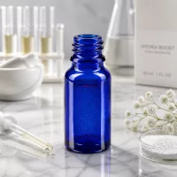 Handliche 10ml Apothekenflasche blau aus Spezialglas für mobile Anwendung und Reisen
