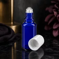 Kompakte 20ml Roll-On Flasche in Blau für ätherische Öle und Parfum mit weißer Kappe