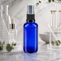 Nachfüllbare 50ml Glassprühflasche Blau mit schwarzem Schraubzerstäuber Standard-Apothekenglas