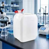Stapelbarer 5 Liter Kanister mit integriertem Tragegriff und rotem Auslaufventil