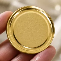 TO82 Einmachdeckel gold zwischen Fingern gehalten Detailansicht Rillenstruktur unitemp BPA-NI