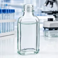 Klare 50 ml Meplatflasche mit sechseckigem Querschnitt und DIN22 Gewindehals